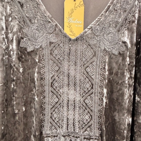 ANDREE BY UNI Velvet detailed Embroidered Blouse - Picture 3 of 6